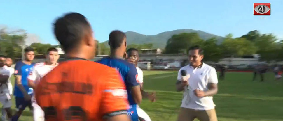 Periodista de canal 4 se salva de ser golpeado por jugadores del Fuerte San Francisco