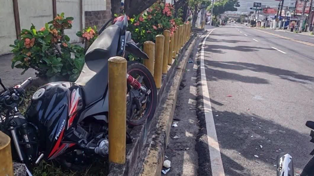Dejan abandonada una motocicleta tras accidente de tránsito en ciudad Merliot