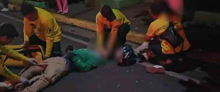 Biker y su acompañante se accidentan con un automóvil estacionado