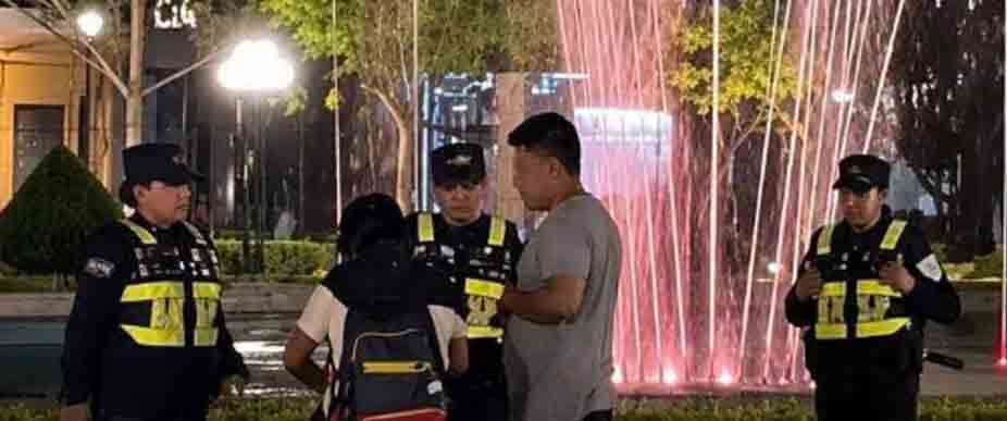 Bien hecho: agentes retiran a pareja del Centro Histórico por ponerse «muy cariñosos»