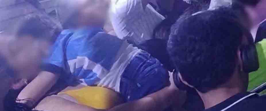 Viralizan a hombres por no ceder asiento a madre con su hijo en brazos