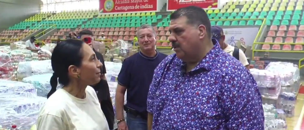 Maelo Ruiz llegó al centro de acopio en Colombia para hacer un importante donativo