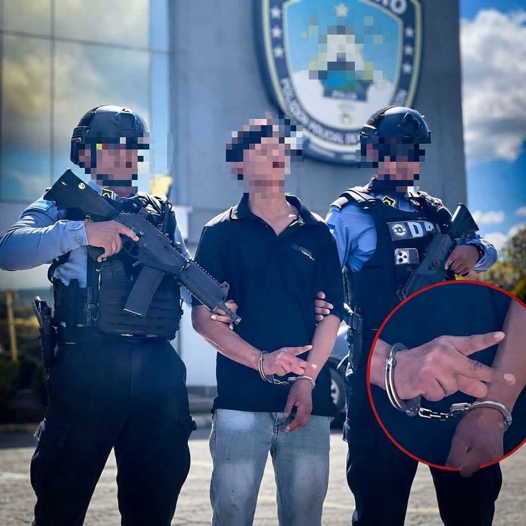 HONDURAS: agentes dejan que pandillero de la 18 realice señal de su estructura criminal