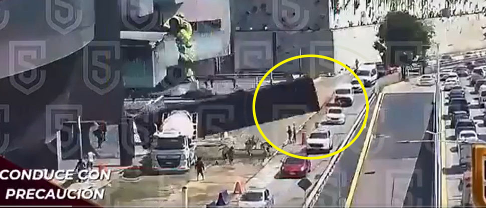 México: estructura metálica cae sobre vehículo y deja una persona fallecida