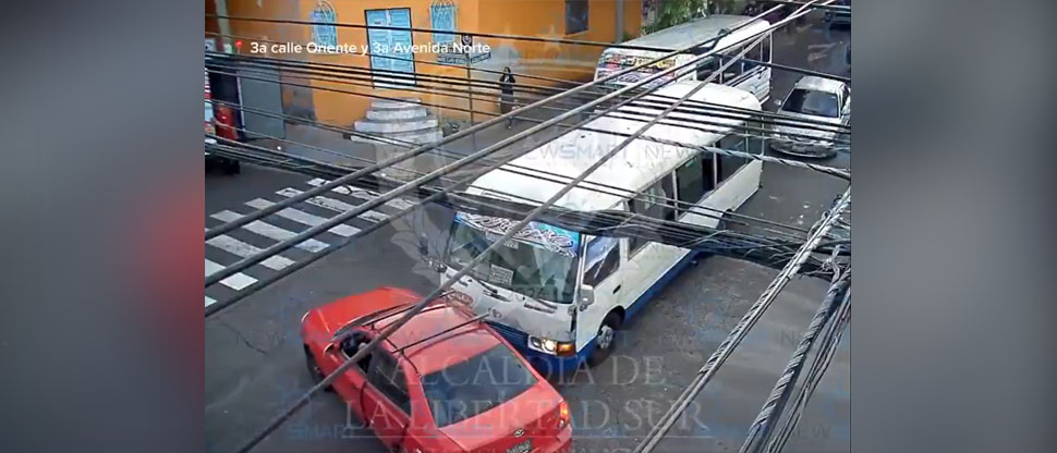 Conductor de microbús impacta con vehículo particular en Santa Tecla