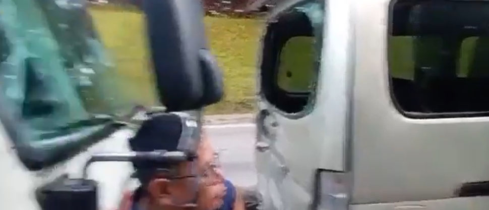 Accidente entre dos coaster y un microbús genera tráfico en bulevar Los Próceres, San Salvador