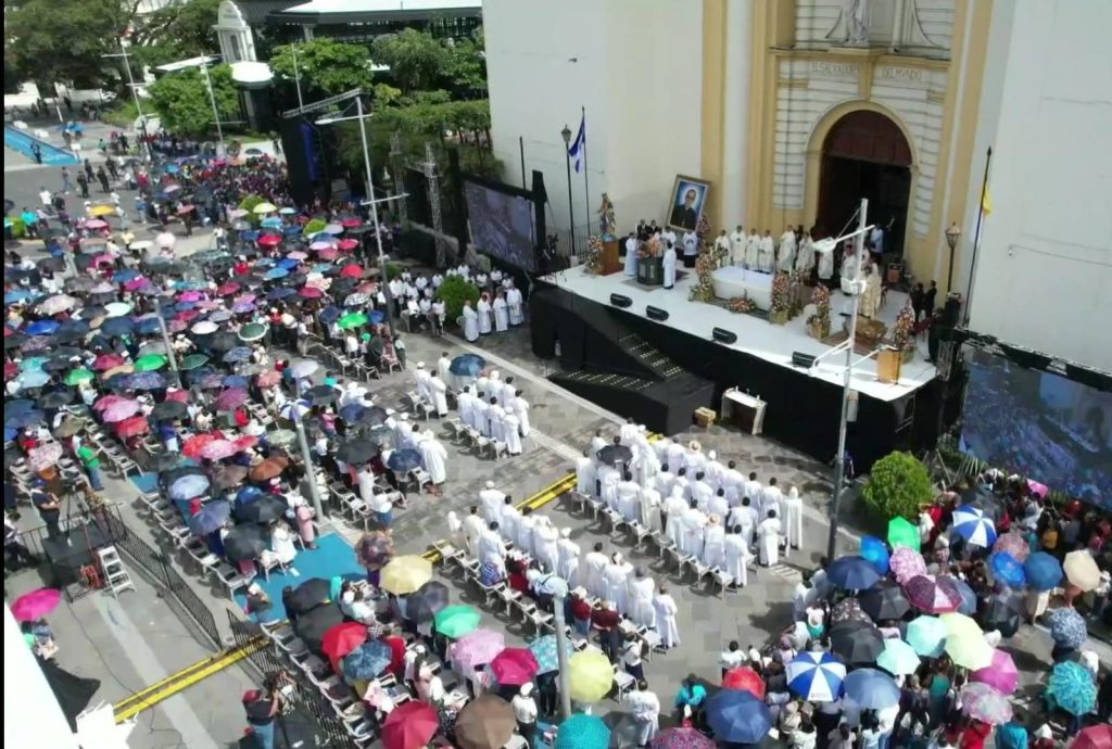 Iglesia celebra misa en honor al Divino Salvador del Mundo