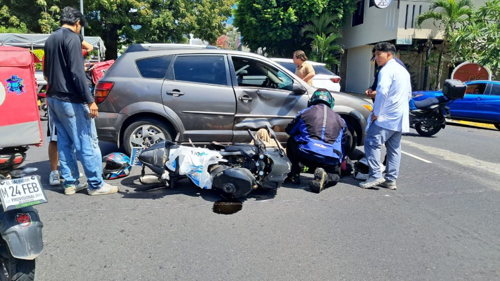 Motociclista lesionado tras estrellarse contra un vehículo en San Salvador