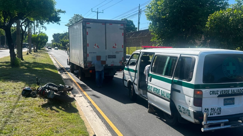 Motociclista choca con furgón y resulta fuertemente lesionado en San Salvador