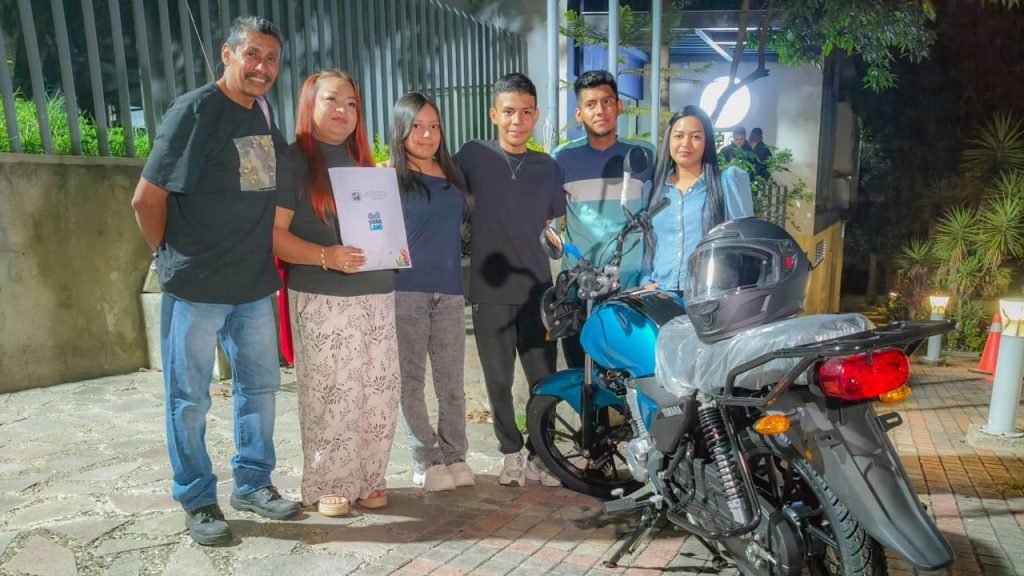 Ella es la afortunada ganadora de una motocicleta sorteada por el alcalde Mario Durán