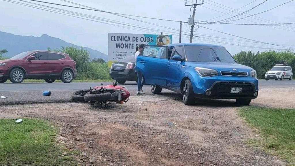 Motociclista resulta lesionado tras impactar contra una KIA Soul