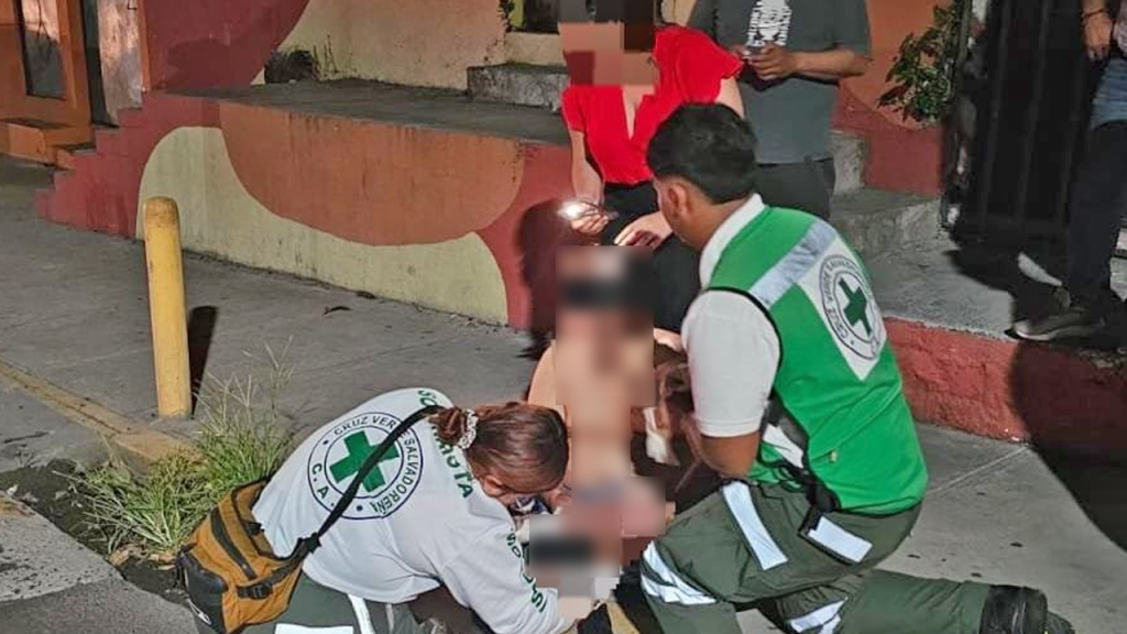 Atienden a motociclista que resultó lesionado tras accidentarse esta madrugada