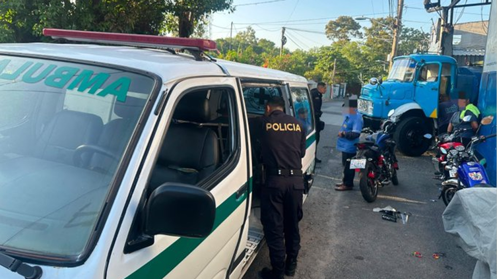 Atienden a motociclista que resultó con múltiples lesiones tras accidentarse en Soyapango.