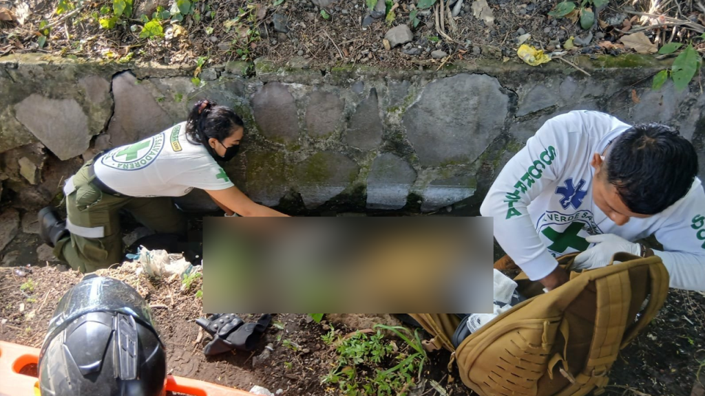 Motociclista pierde el control y cae en una cuneta en Metapán