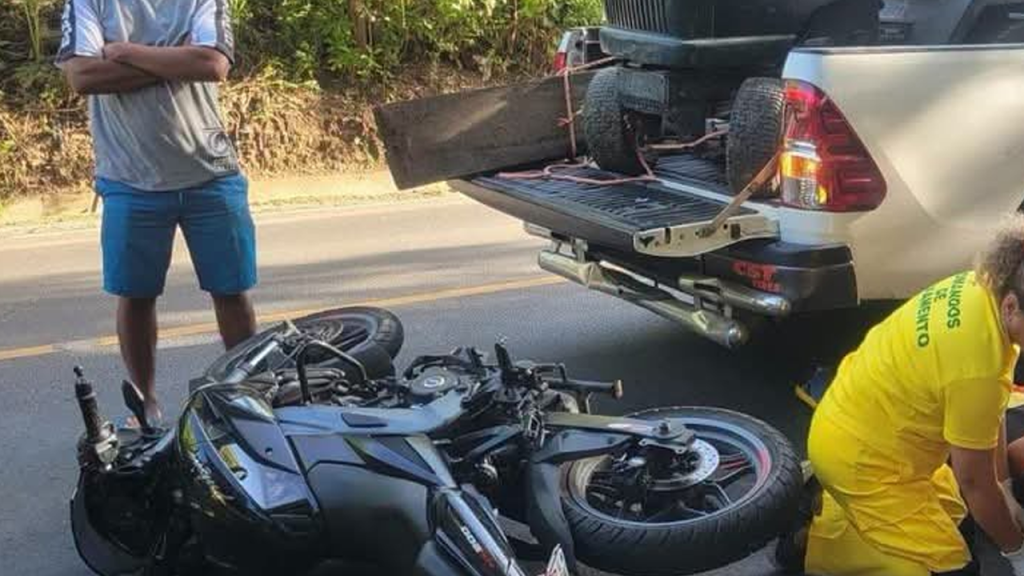 Motociclista resulta gravemente lesionado tras impactar en la parte trasera de un pickup