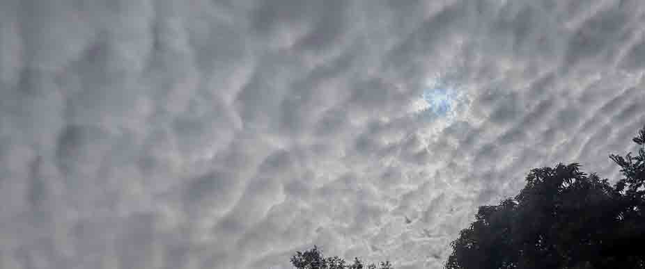 Nubes petateadas llaman la atención de los salvadoreños este miércoles