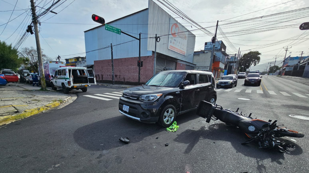 Pareja que se conducía en motocicleta resulta lesionada tras accidentarse en San Salvador