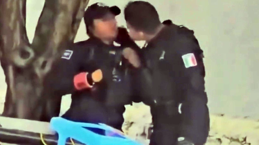 México: investigan a policías que fueron captados en una situación comprometedora