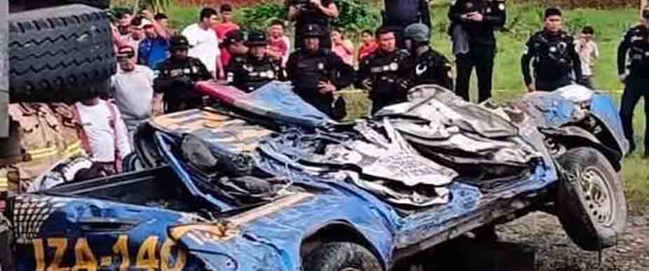 GUATEMALA: Así quedó la patrulla luego que una rastra cisterna le cayera encima