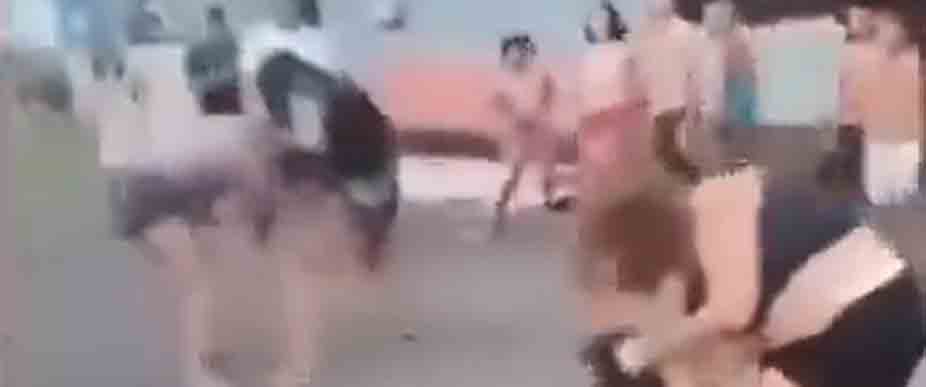¡Se prendió!: viralizan «batalla» de cariñosas por la lucha de clientes en Santa Ana