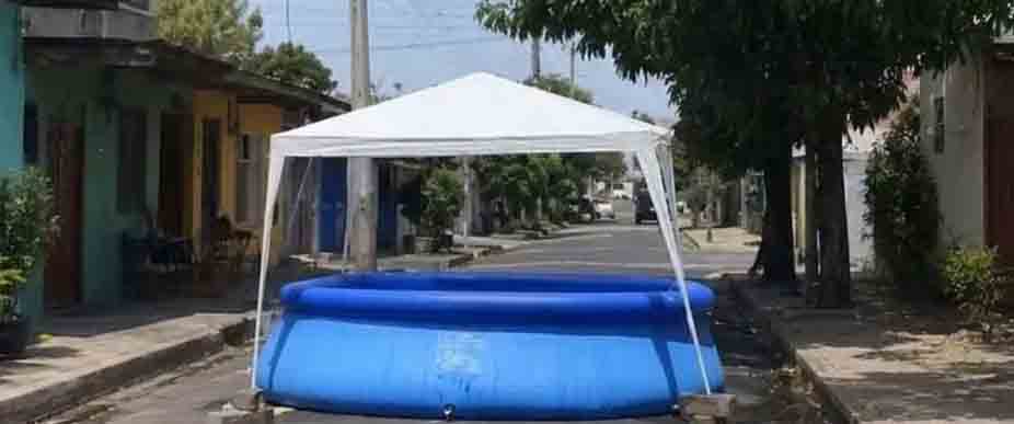 Denuncian a salvadoreño por colocar una piscina en medio de una calle en Sivar