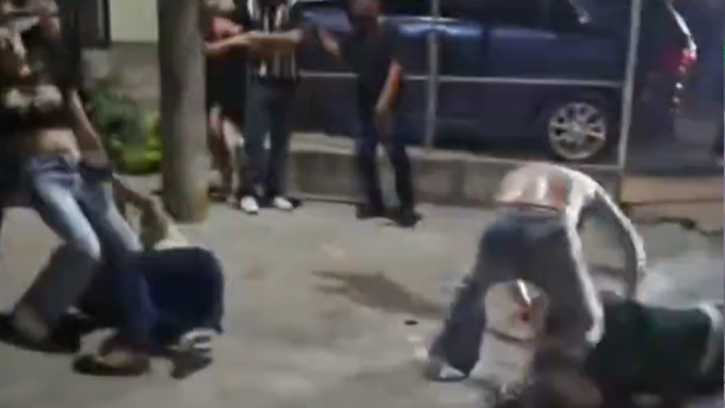 Mujeres “se agarran de las greñas” a las afueras de una discoteca en Sonsonate