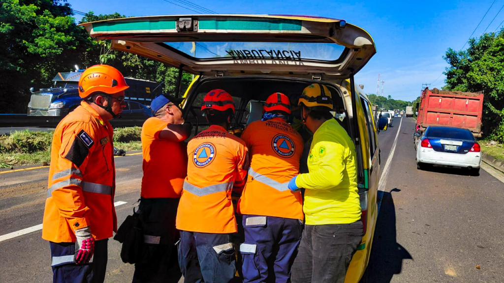 Atienden a lesionados tras accidente vial en Quezaltepeque