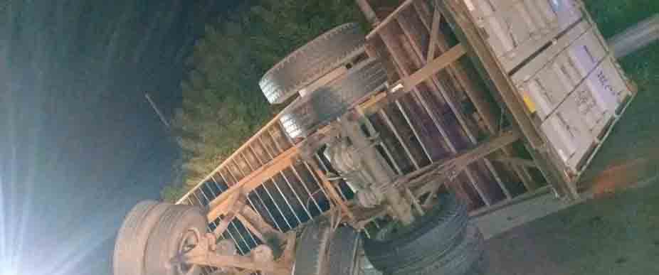 Conductor de furgón pierde el control y queda volcado en periférico Claudia Lars