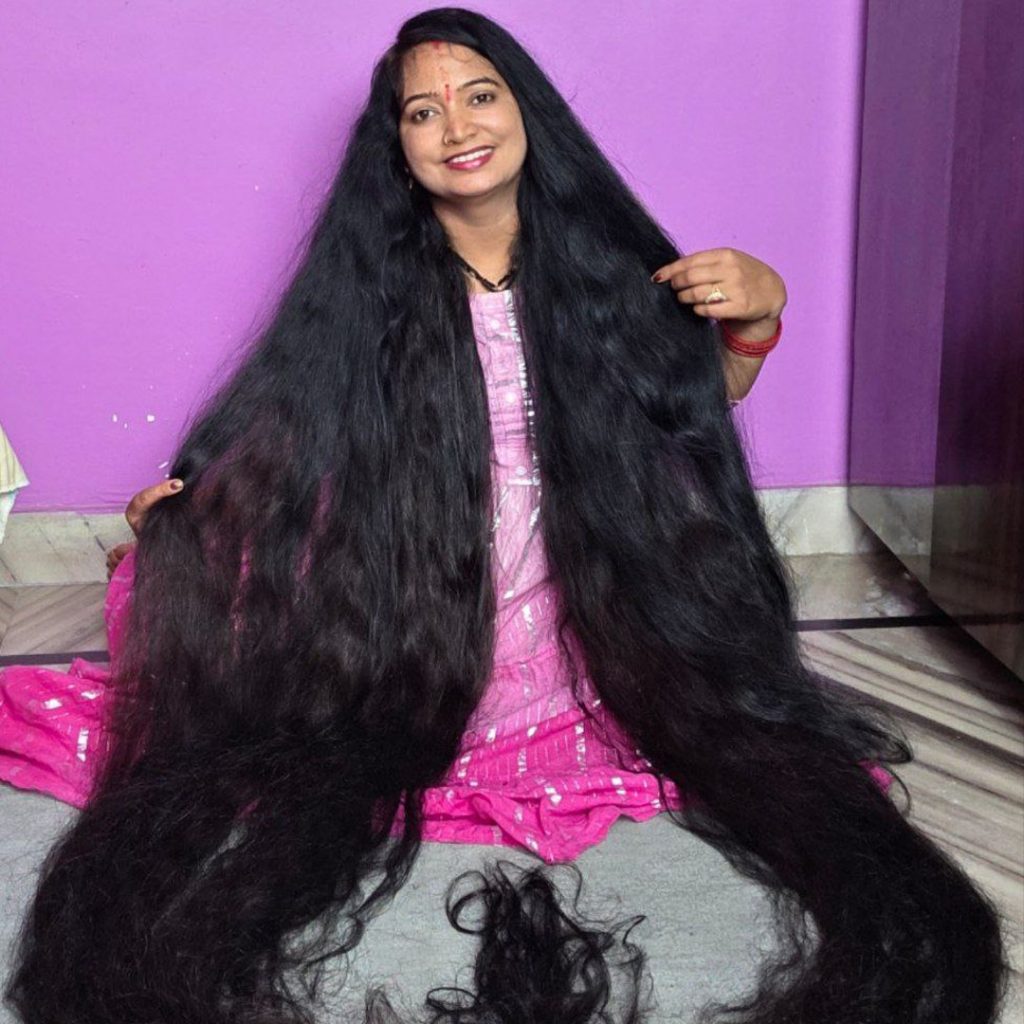Mujer de la India reclama el premio de los Récord Guinness por tener el cabello más largo del mundo