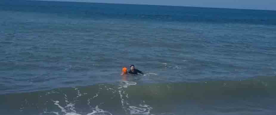 Rescatan a extranjera de ahogarse en playa de La Libertad