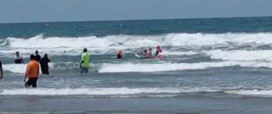 Rescatan a 2 turistas estadounidenses de ahogarse en playa El Cuco
