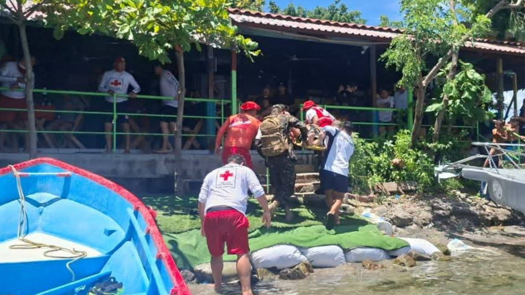 Rescatan con vida a hombre que se ahogaba en el lago de Apulo