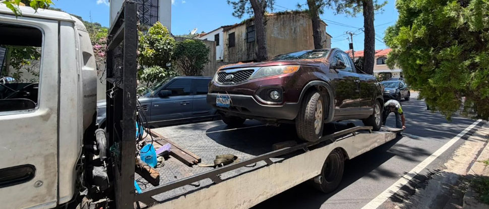 Retiran vehículo que permaneció estacionado por semanas en Santa Tecla