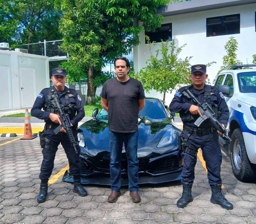 Conductor del Corvette que provocó accidente en bulevar del Hipódromo se entrega a la PNC