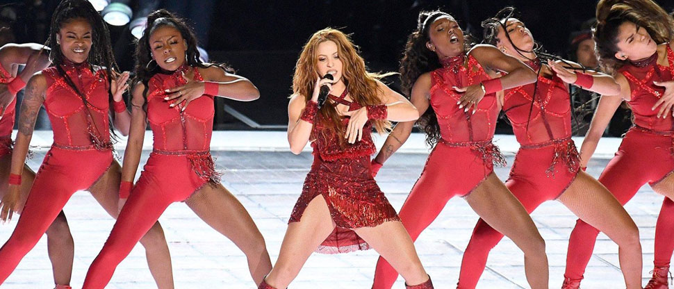 Shakira llega a Colombia y anuncia la construcción de 10 escuelas tras el terremoto