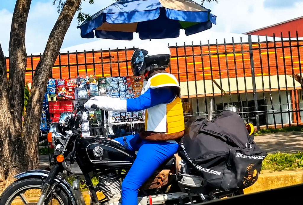 El momento cuando un Saiyajin es captado en las calles de San Salvador
