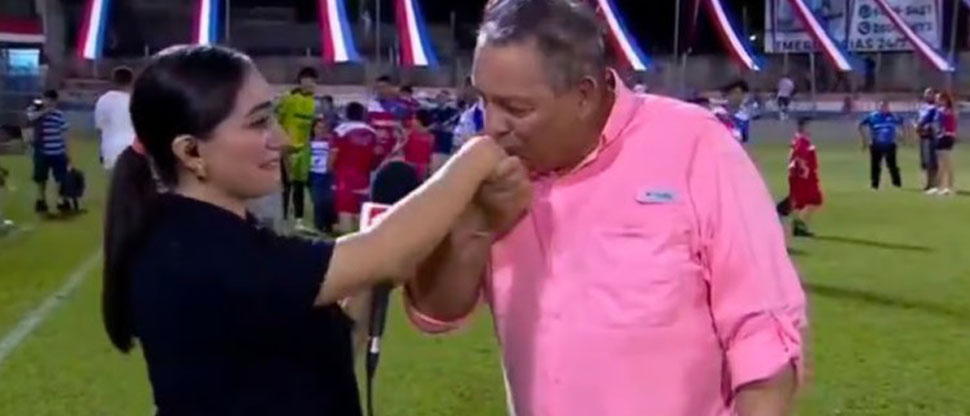 Técnico de Firpo se viraliza al besar en la mano de bella periodista en vivo