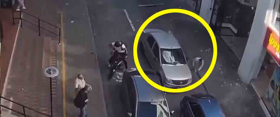 COLOMBIA: cámara capta como hombre se salva tras caerse parte de centro comercial