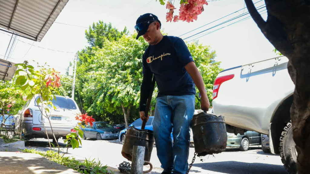 Retiran obstáculos que eran ocupados para apartar parqueos en colonias de Ciudad Delgado