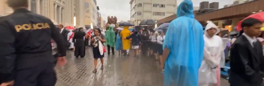 Católicos no abandonan la procesión de la Transfiguración pese a fuerte tomenta que cae sobre San Salvador