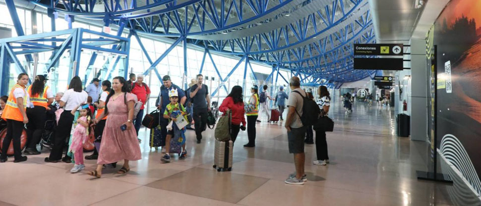Turistas nacionales y extranjeros comienzan a llegar al país