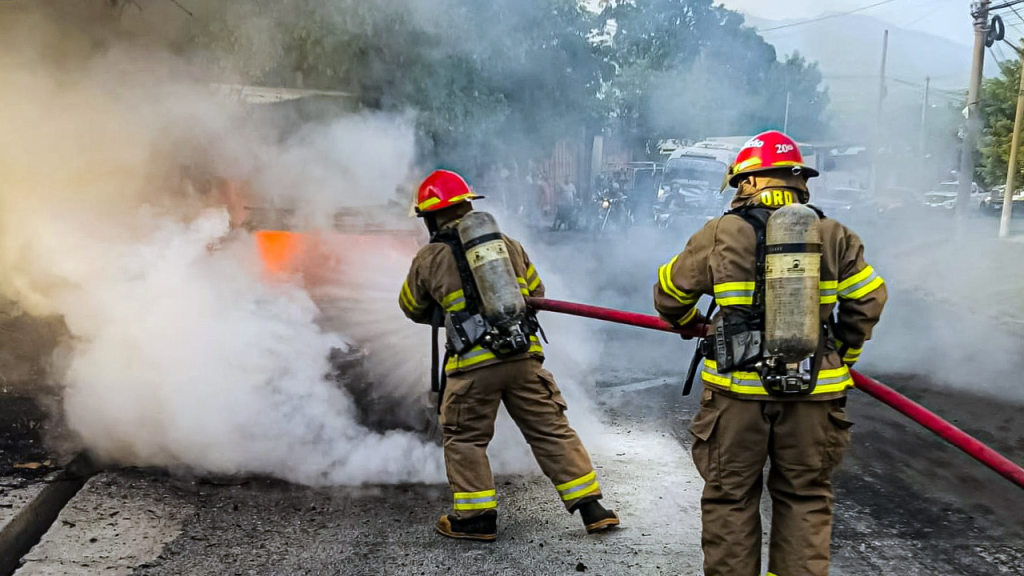Carro es reducido a cenizas tras incendiarse sobre la calle a Mariona