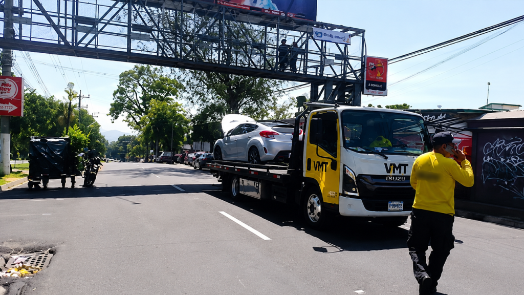 Grúa del VMT retira vehículo que volcó tras accidente en las cercanías de la UES