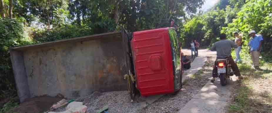 Camión cargado de materiales de construcción queda volcado