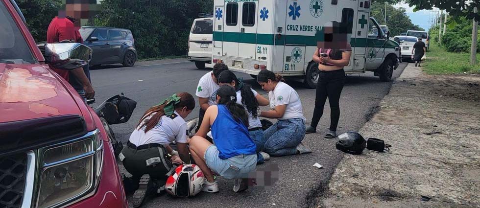 Pareja de motociclistas resulta lesionada tras choque contra un auto en la Troncal del Norte