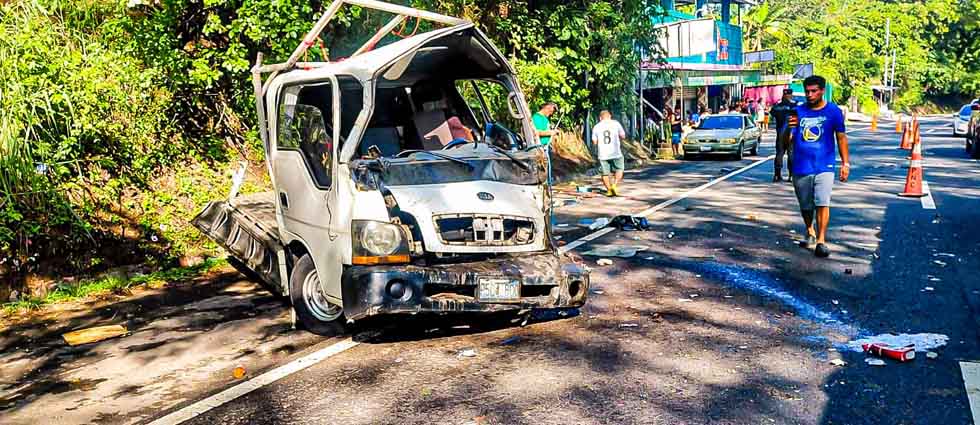 Niño de 09 pierde la vida, bebé está en estado crítico y unas 10 personas sufren lesiones tras choque en San Vicente