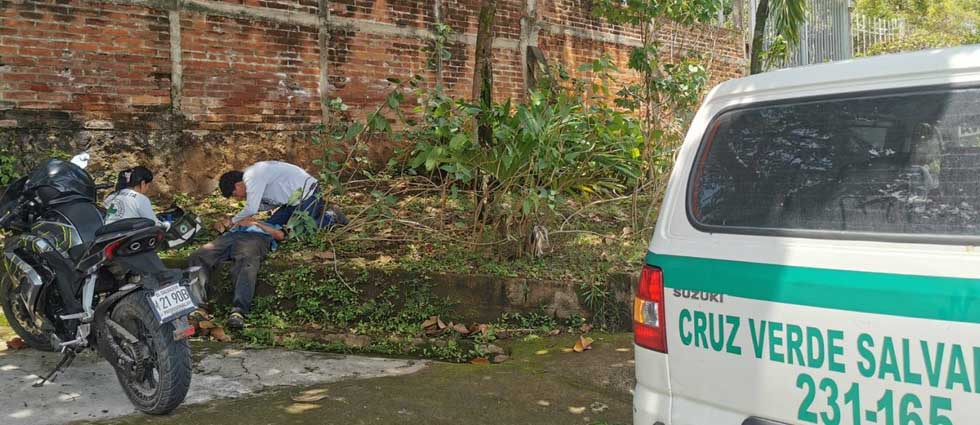 Auxilian a hombre de la tercera edad tras sufrir una caída en La Libertad