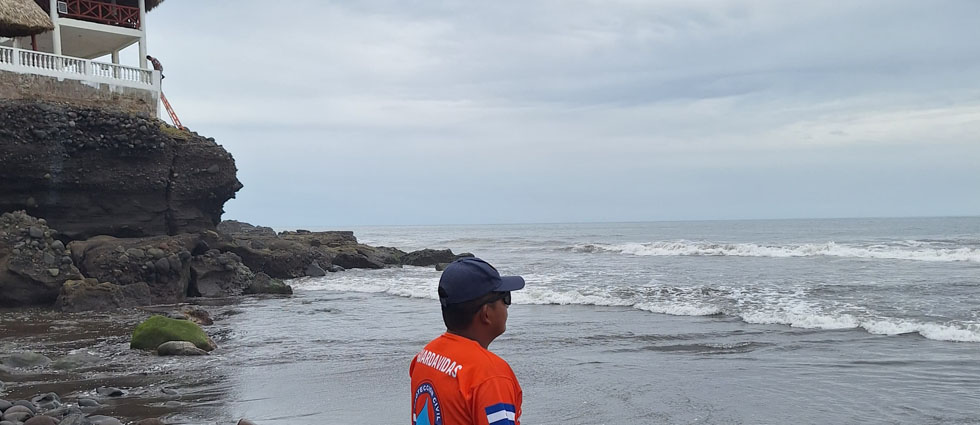 Guardavidas de Protección Civil monitorean la costa salvadoreña para garantizar seguridad de turistas