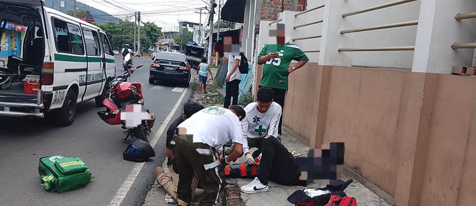 Conductor sufre posible fractura tras siniestro vial en Soyapango