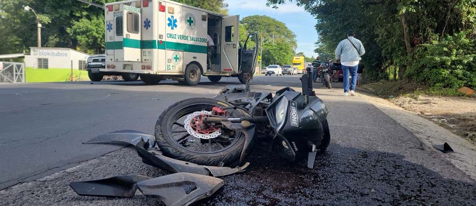 Auxilian a motociclista tras sufrir varias lesiones en siniestro vial en la Troncal del Norte